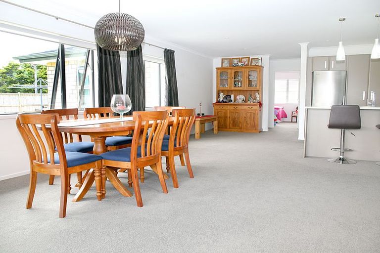 Photo of property in 10 Cooladerry Place, Rosehill, Papakura, 2113