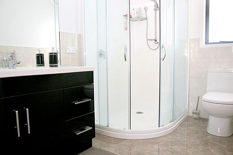 Photo of property in 10 Cooladerry Place, Rosehill, Papakura, 2113