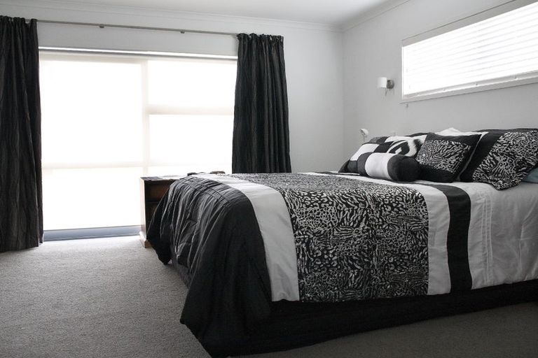 Photo of property in 10 Cooladerry Place, Rosehill, Papakura, 2113