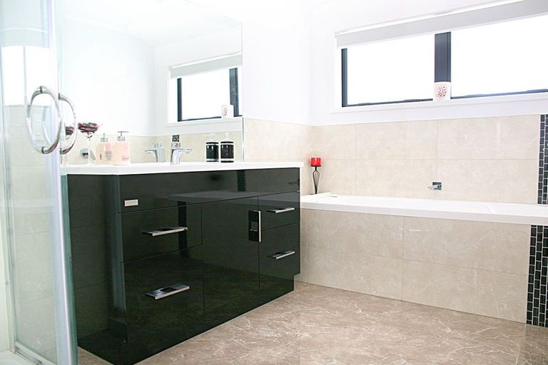 Photo of property in 10 Cooladerry Place, Rosehill, Papakura, 2113