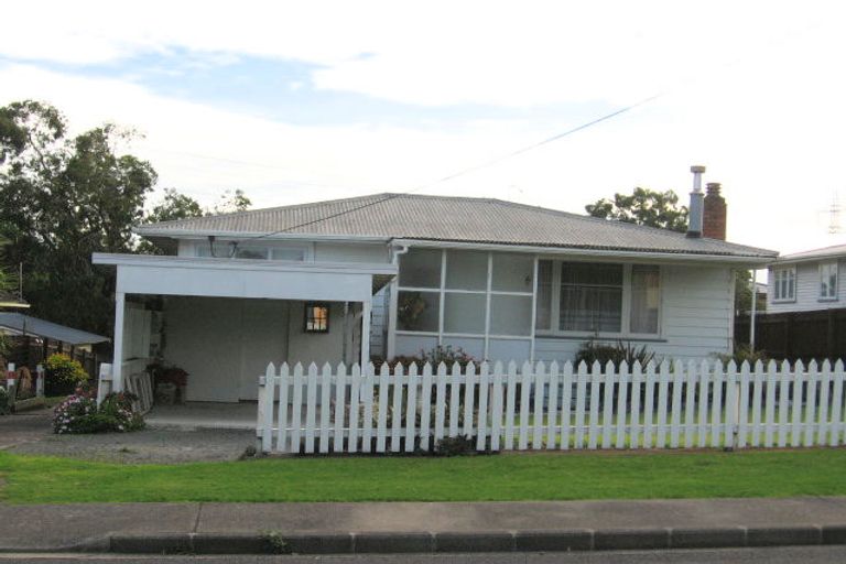 Photo of property in 2/60 Titoki Street, Te Atatu Peninsula, Auckland, 0610