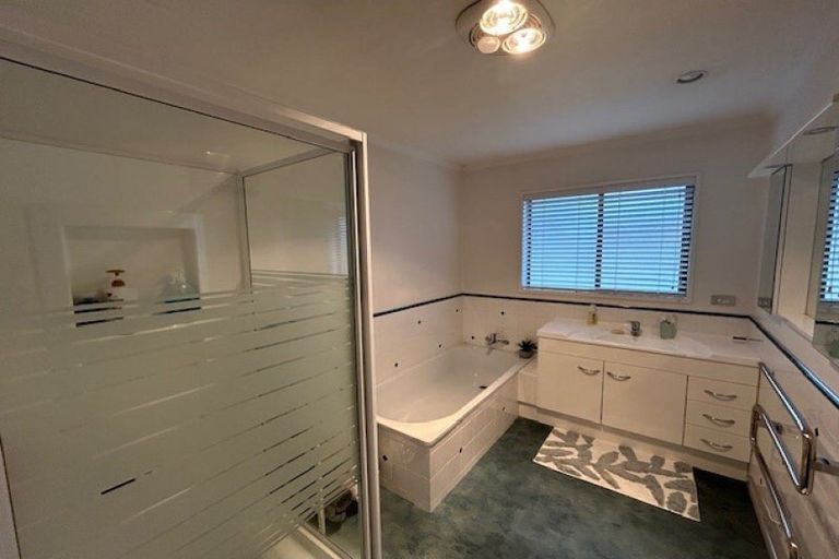 Photo of property in 2 Heuchan Lane, Wanaka, 9305