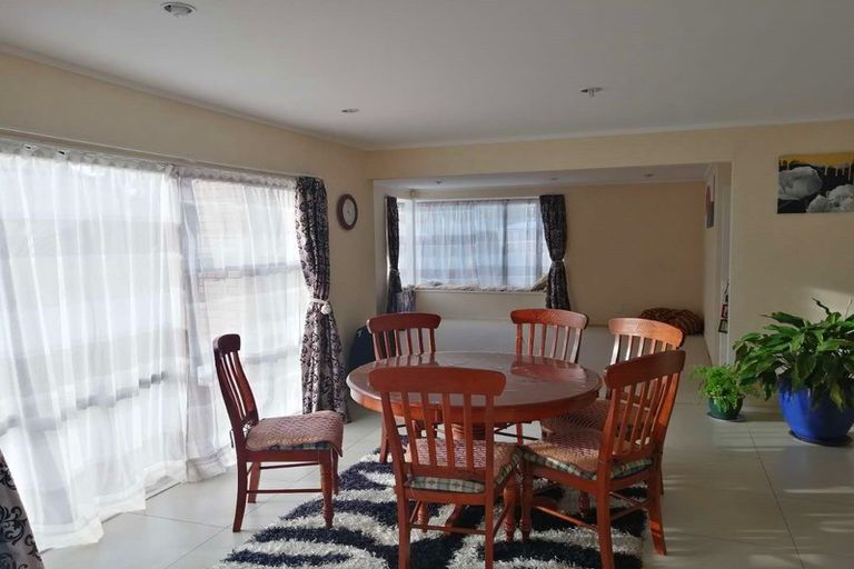 Photo of property in 8a Eske Place, Highland Park, Auckland, 2010