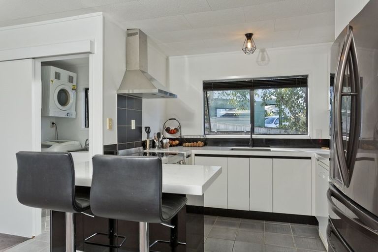 Photo of property in 1/16 Leiden Place, Totara Vale, Auckland, 0629