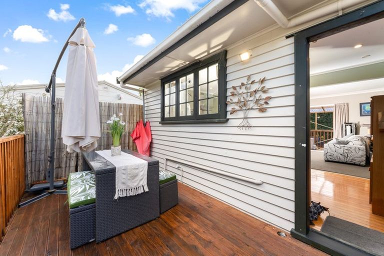 Photo of property in 49 Pupuke Road, Birkenhead, Auckland, 0627