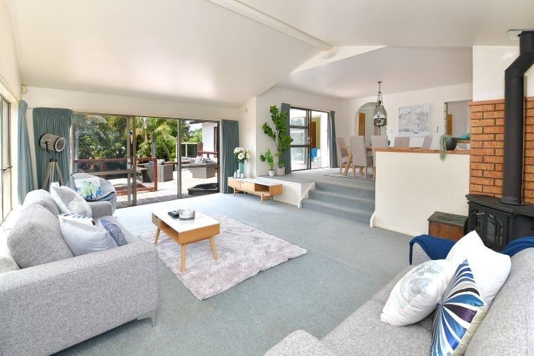 Photo of property in 77 Matija Place, Red Beach, 0932