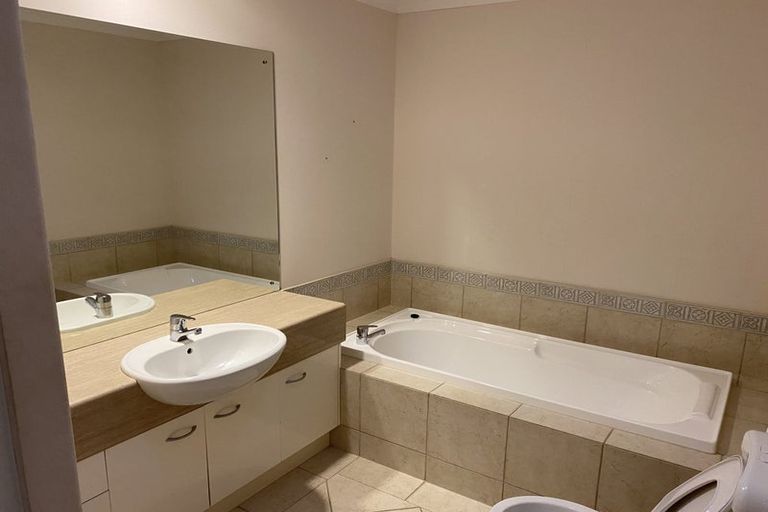 Photo of property in 39 Delmont Close, East Tamaki Heights, Auckland, 2016