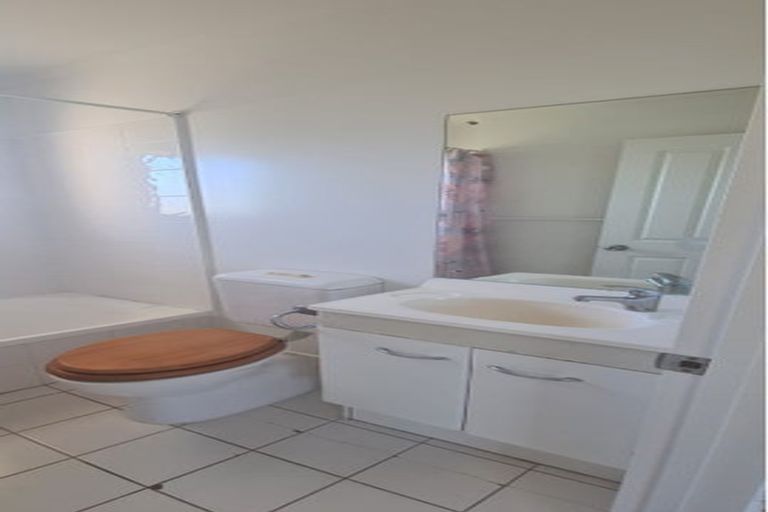 Photo of property in 19 Lockington Avenue, Henderson, Auckland, 0612