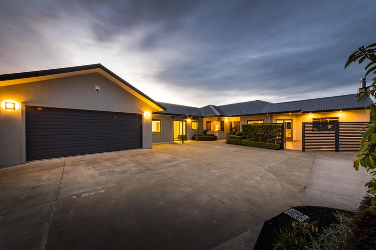 Photo of property in 37 Chestnut Close, Kelvin Grove, Palmerston North, 4414