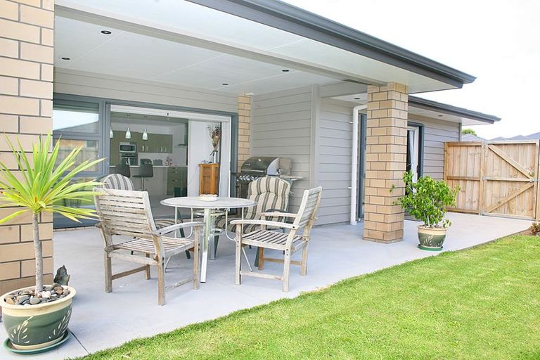 Photo of property in 10 Cooladerry Place, Rosehill, Papakura, 2113