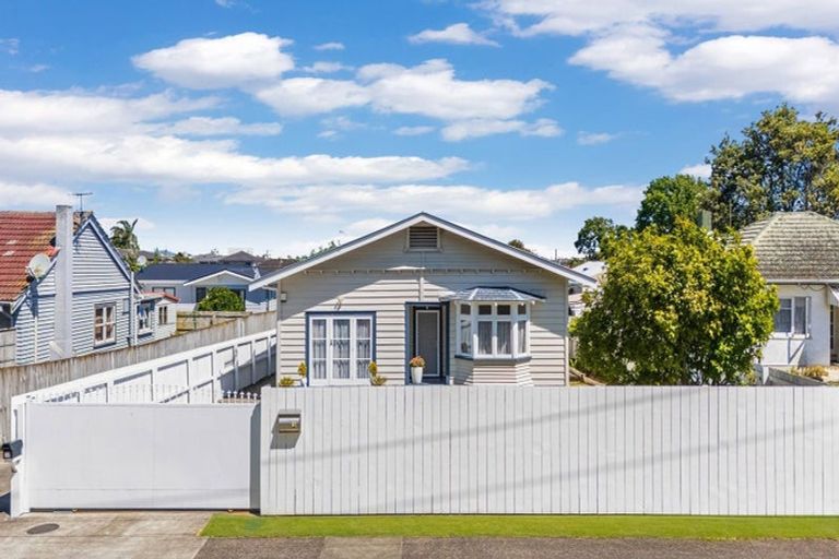 Photo of property in 3 Freyberg Avenue, Papatoetoe, Auckland, 2104