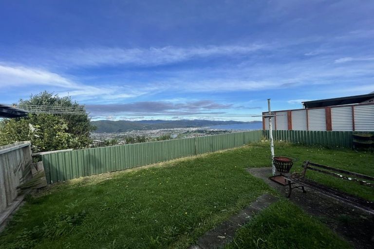 Photo of property in 35 Pokohiwi Road, Normandale, Lower Hutt, 5010