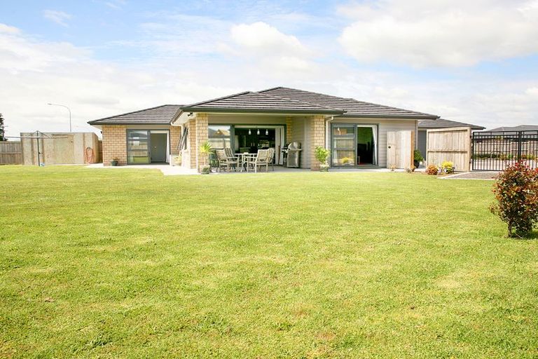 Photo of property in 10 Cooladerry Place, Rosehill, Papakura, 2113