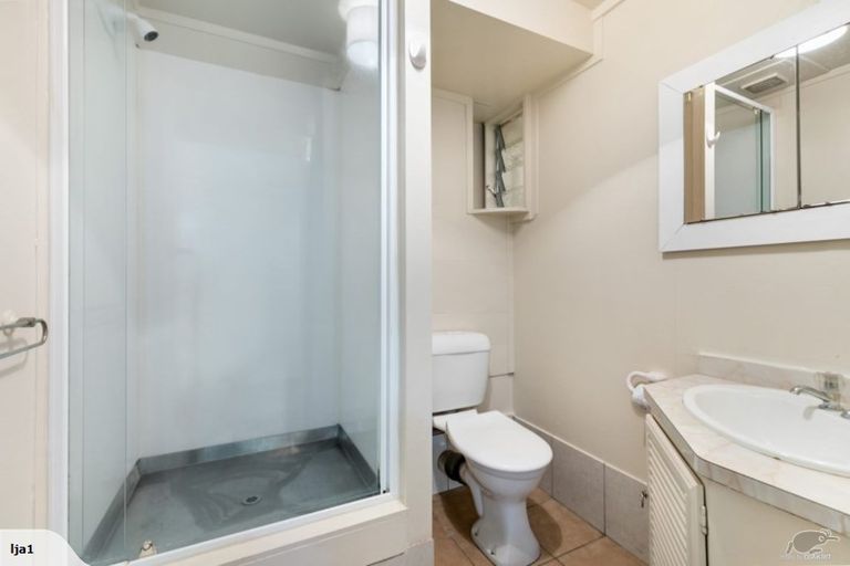 Photo of property in 2/9 College Road, Northcote, Auckland, 0627