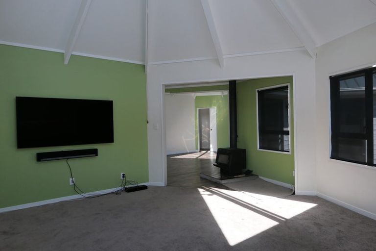 Photo of property in 3 Nugget Grove, Raumati Beach, Paraparaumu, 5032