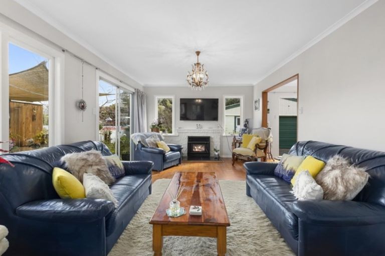 Photo of property in 32 Lowry Crescent, Stokes Valley, Lower Hutt, 5019