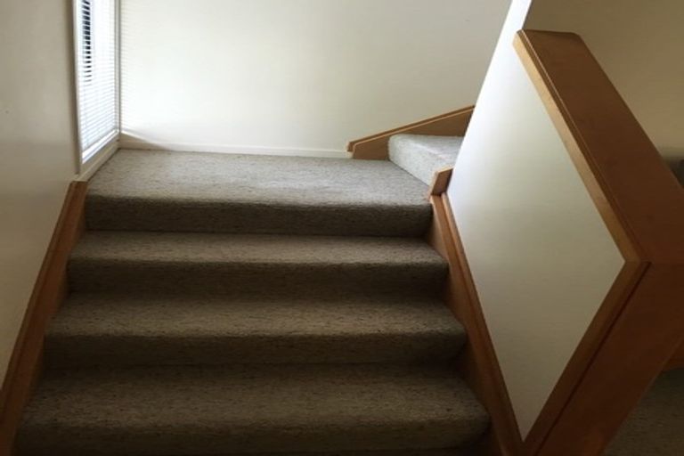 Photo of property in 1/3 Fayette Place, Te Atatu South, Auckland, 0610