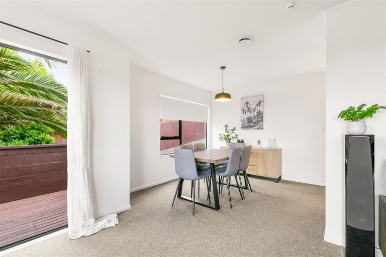 Photo of property in 2/28 Royal Road, Massey, Auckland, 0614