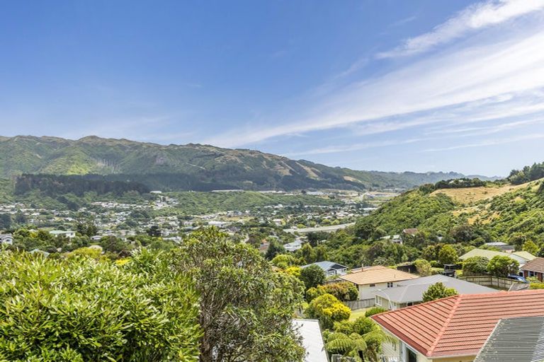 Photo of property in 11 Wilmshurst Place, Tawa, Wellington, 5028