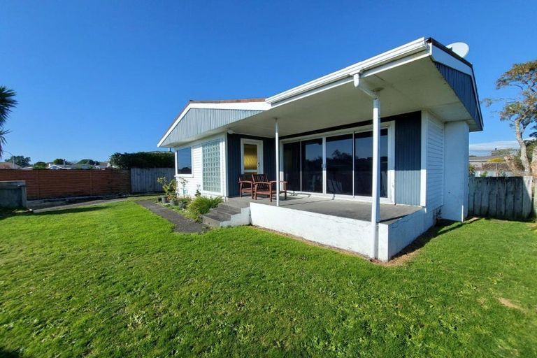 Photo of property in 8 Riversdale Drive, Merrilands, New Plymouth, 4312