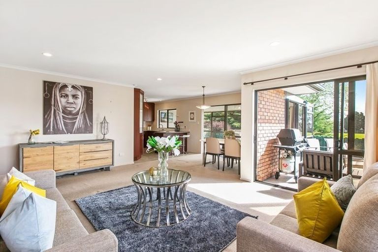 Photo of property in 15 Carisbrook Crescent, Papakura, 2110