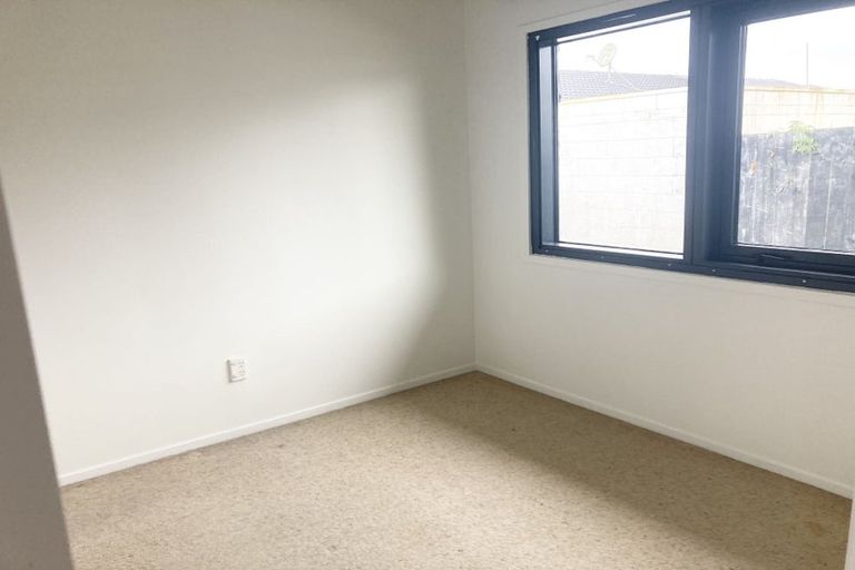 Photo of property in 2/21 Liam Place, Half Moon Bay, Auckland, 2012