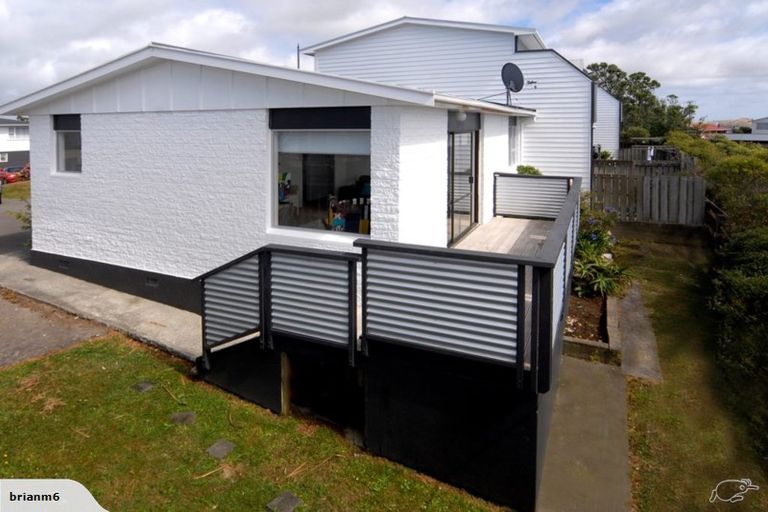 Photo of property in 7a Cheyne Walk, Newlands, Wellington, 6037