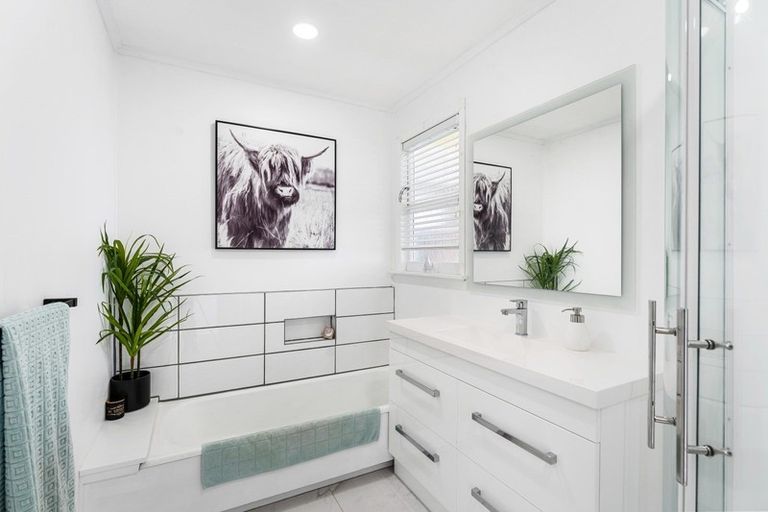 Photo of property in 10 Tirowhanga Road, Paremata, Porirua, 5024