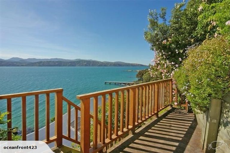 Photo of property in 423 Karaka Bay Road, Karaka Bays, Wellington, 6022