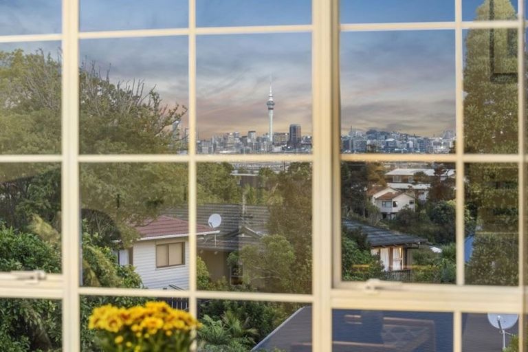 Photo of property in 8 Calman Place, Chatswood, Auckland, 0626