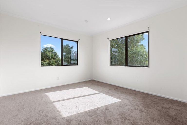 Photo of property in 27 Mt Lebanon Crescent, The Gardens, Auckland, 2105
