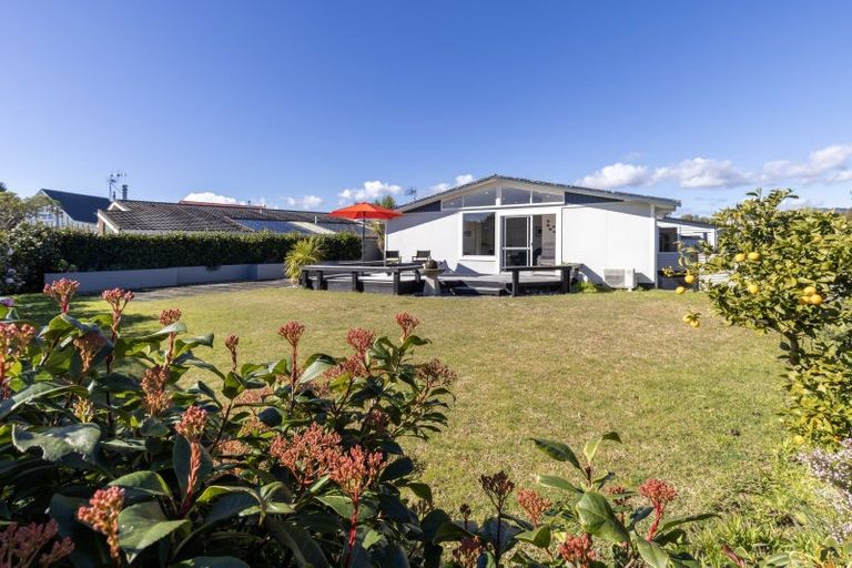 Photo of property in 11 Hadfield Place, Paraparaumu Beach, Paraparaumu, 5032