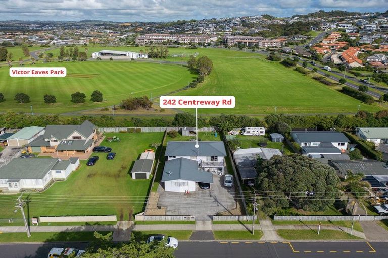 Photo of property in 242 Centreway Road, Orewa, 0931