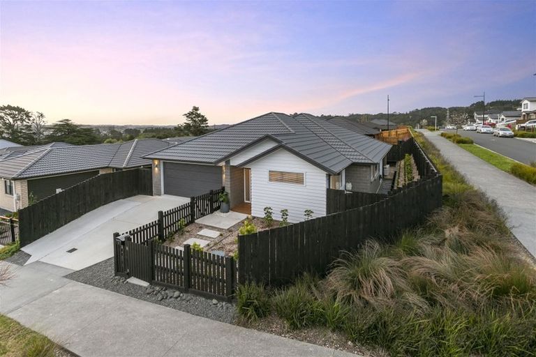 Photo of property in 1 Grenache Way, Kumeu, 0810