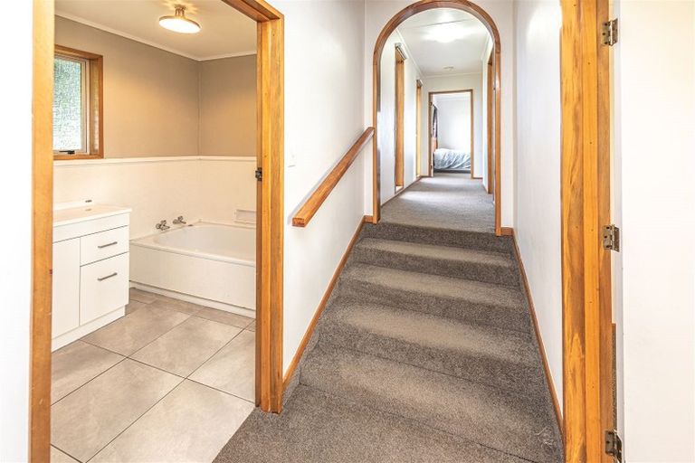 Photo of property in 16 Swinbourne Street, Waverley, 4510