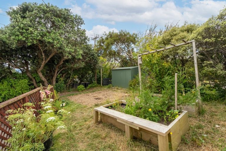 Photo of property in 37 Hampton Hill Road, Tawa, Wellington, 5028