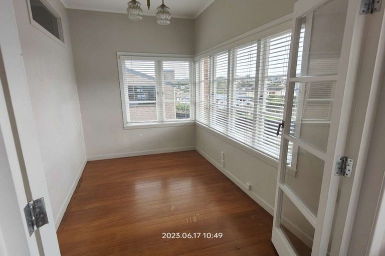 Photo of property in 22 Dallinghoe Crescent, Milford, Auckland, 0620