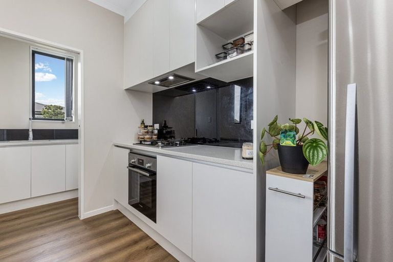 Photo of property in 2 Poutawa Lane, Clarks Beach, 2122