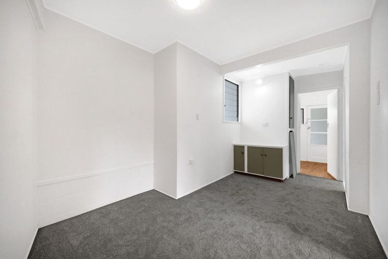 Photo of property in 392 Glenfield Road, Glenfield, Auckland, 0629