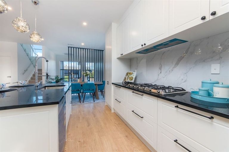 Photo of property in 7a Woodhouse Place, West Harbour, Auckland, 0618