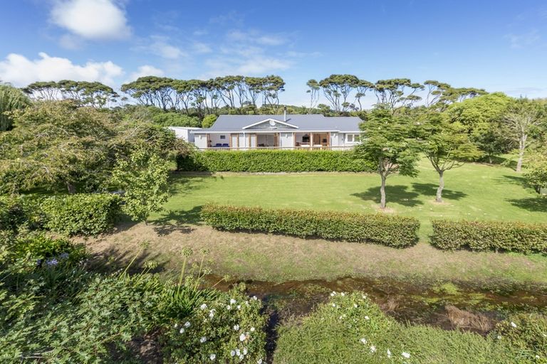 Photo of property in 233 Muriwai Valley Road, Muriwai, Waimauku, 0881