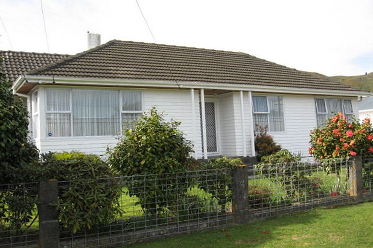 Photo of property in 122 Wise Street, Wainuiomata, Lower Hutt, 5014