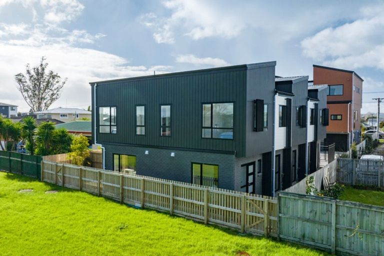 Photo of property in 5/644 Te Atatu Road, Te Atatu Peninsula, Auckland, 0610