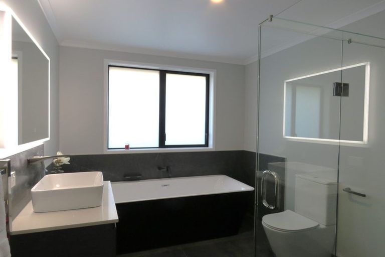 Photo of property in 2 Paapaka Way, Waiuku, 2123