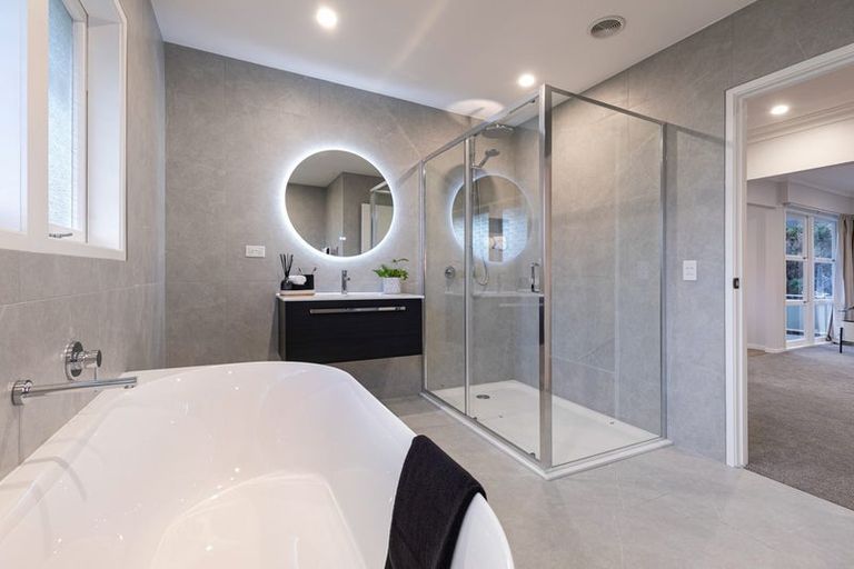 Photo of property in 4 Kerrymaria Place, Hillcrest, Auckland, 0627