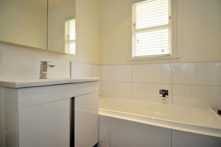 Photo of property in 61 Peach Road, Glenfield, Auckland, 0629