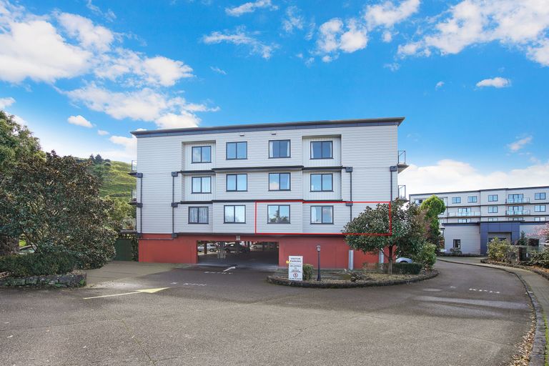 Photo of property in 68 Mountain Road, Henderson Valley, Auckland, 0612