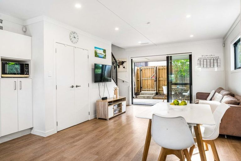 Photo of property in 2/141 Wallace Road, Mangere Bridge, Auckland, 2022