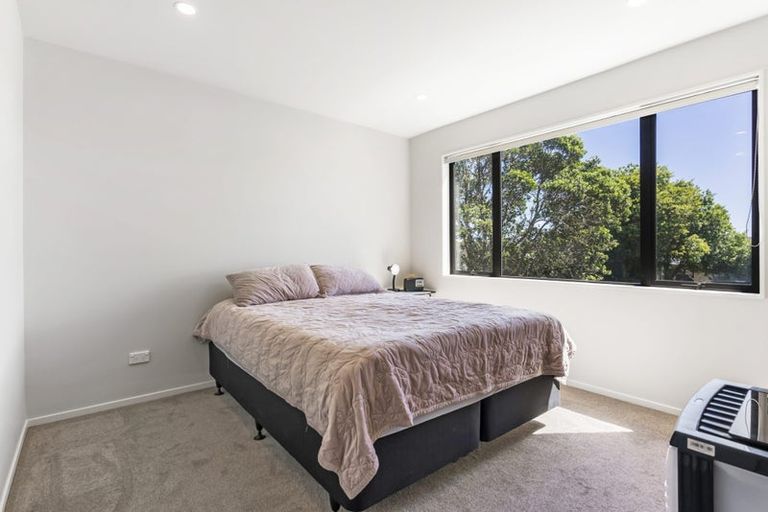 Photo of property in 423 Glenfield Road, Glenfield, Auckland, 0629