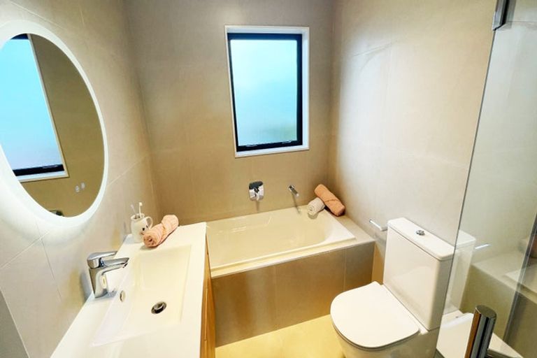 Photo of property in 10f Robert Burke Place, Henderson, Auckland, 0612